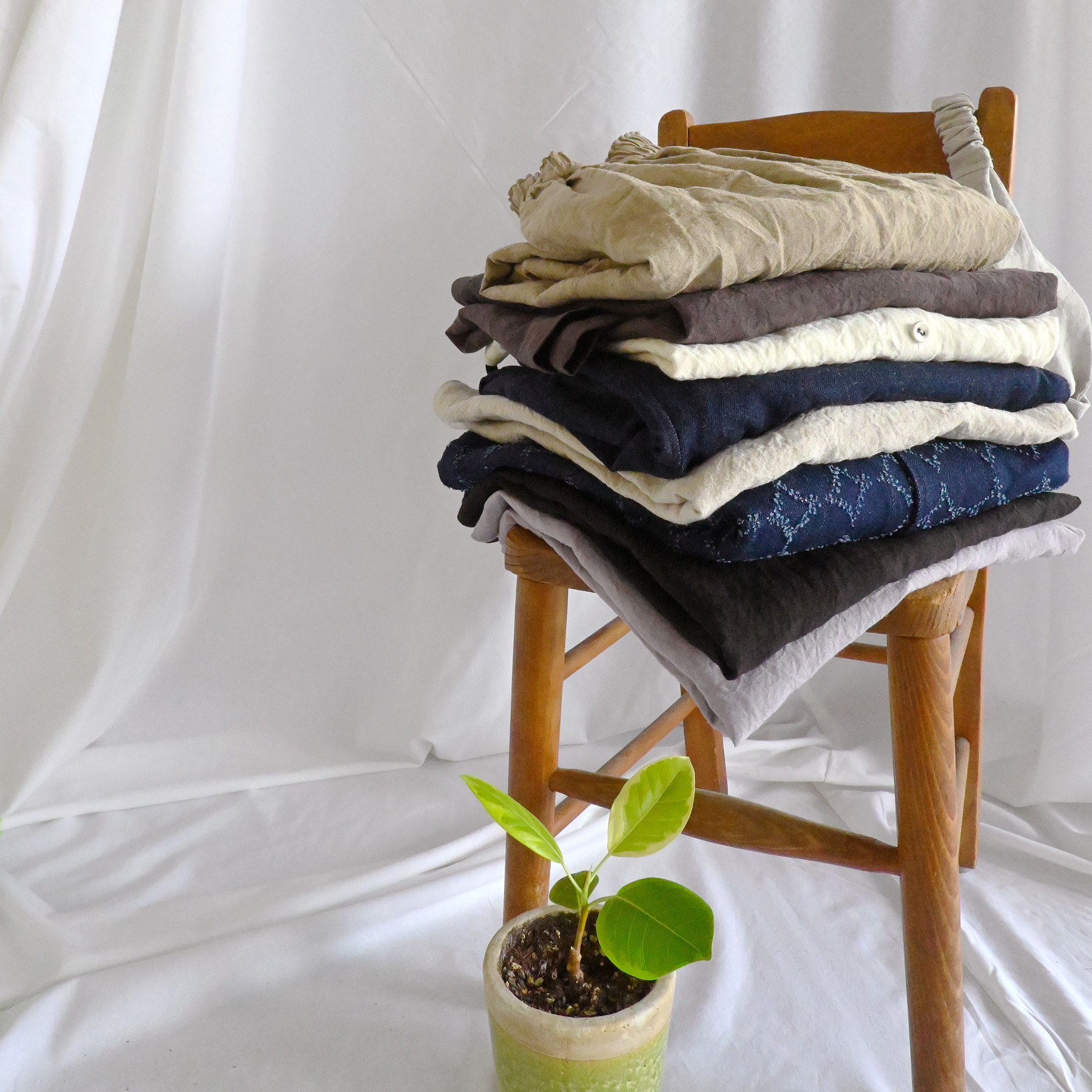 生地のこだわり。リネンを中心とした日本国内産地の良質な天然素材を選び使用します。