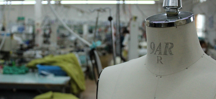 縫製のこだわり。縫製は全て国内の工場で作ります。細部までこだわった縫製を心がけています。